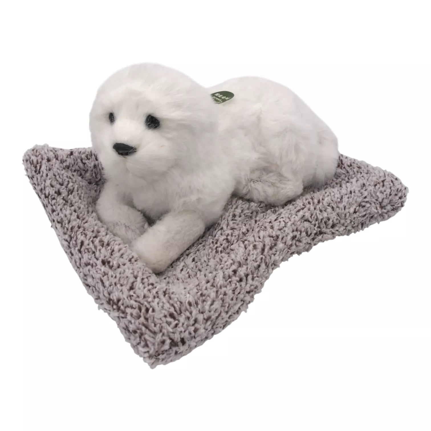 Lojantis šuniukas ant minkšto gultuko