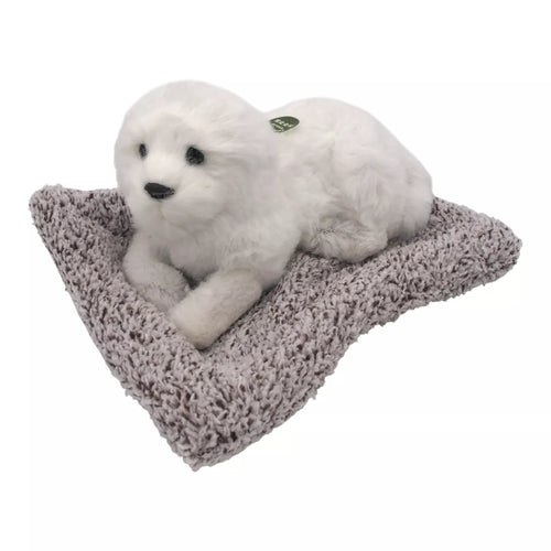 Lojantis šuniukas ant minkšto gultuko