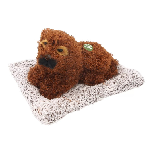 Lojantis šuniukas ant minkšto gultuko