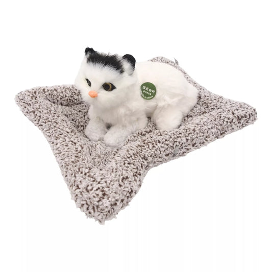 Mielai murkianti žaislinė katytė su guoliu